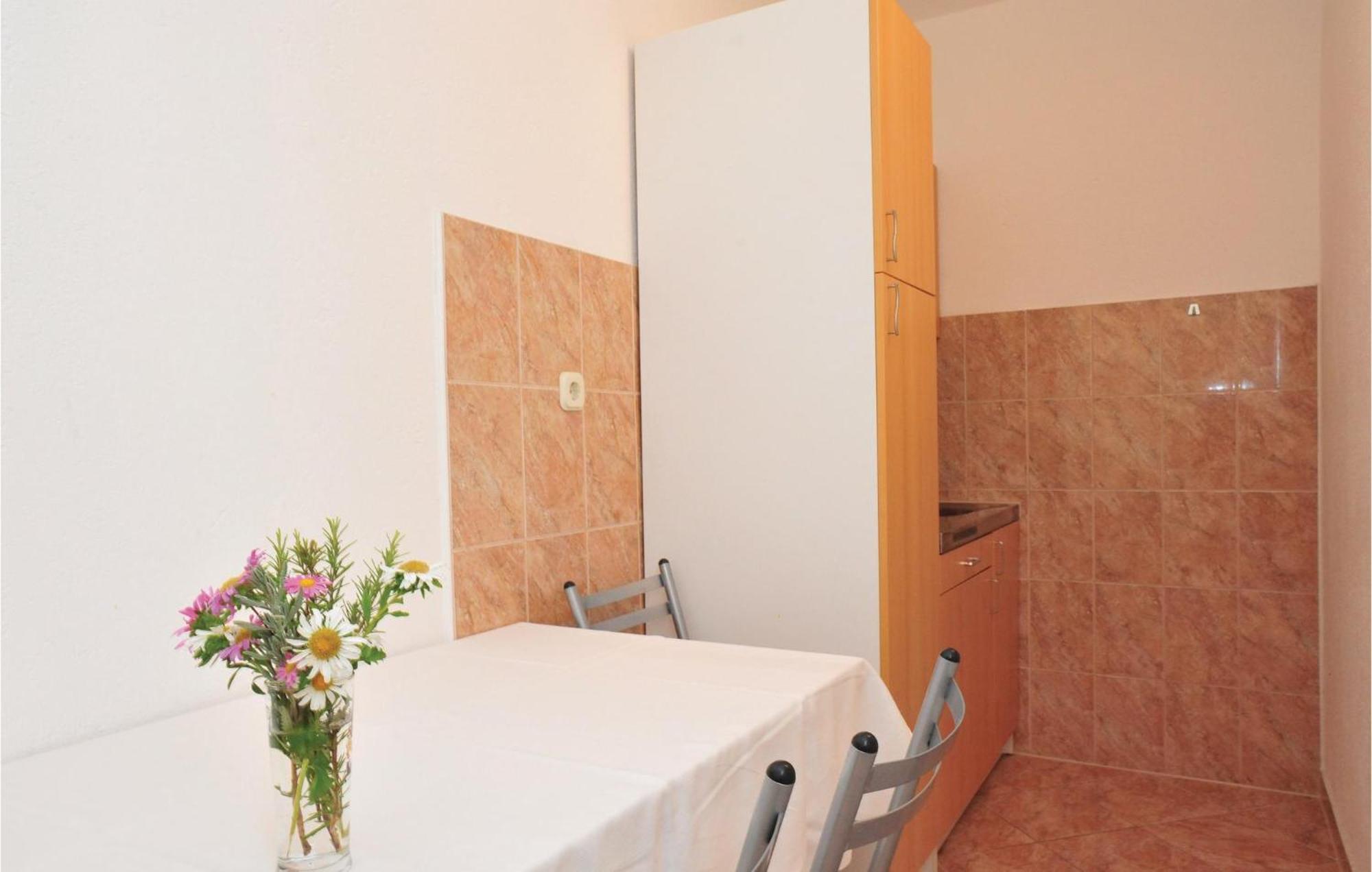 1 Bedroom Awesome Apartment In Lokva Rogoznica Extérieur photo